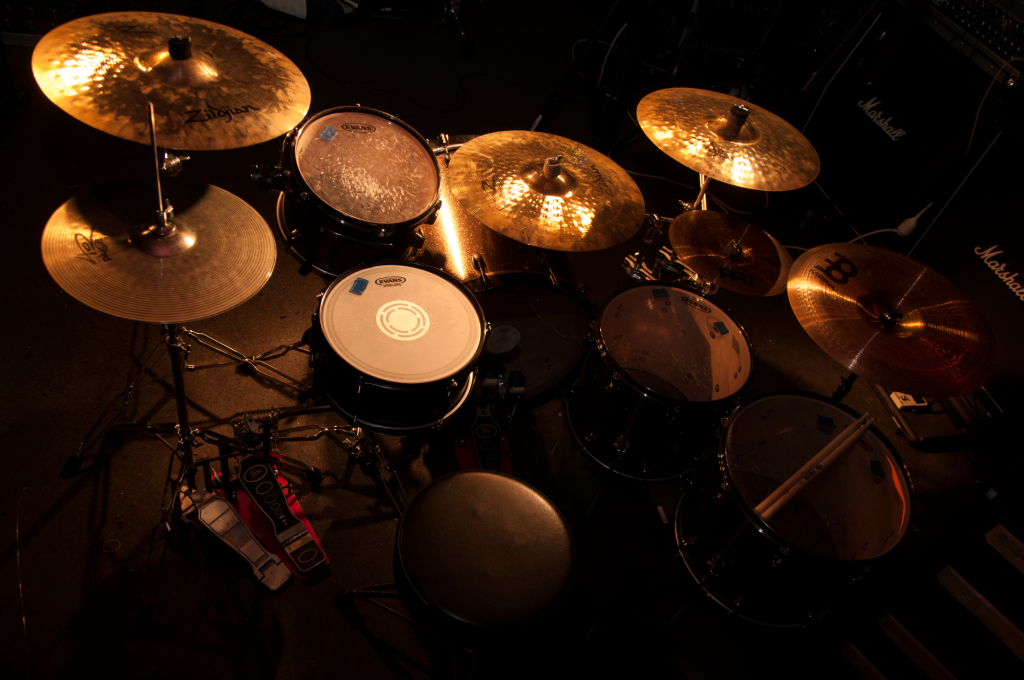 Weniger ist mehr - das aktuelle Setup. DDrum Dominion Ash Pocket inklusive Gretsch Full Range Snare Cymbals: 14" Paiste 402 HiHat, 12" Meinl Classics China Splash, 17"/18"/19" Zildjian Z3 Medium Crash, 18" Meinl Classics China